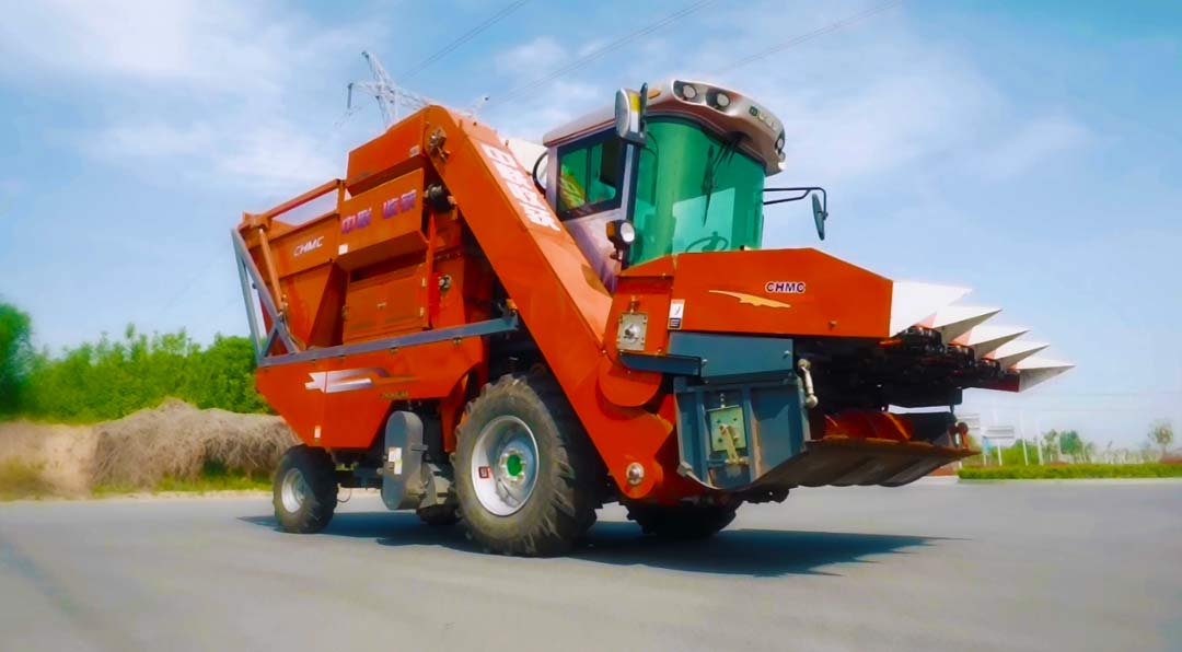 4YZJ-4 型自走式穗莖兼收玉米收獲機”